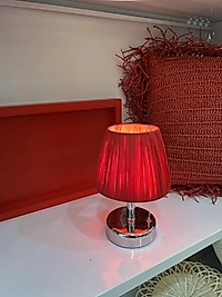 Kırmızı gümüş masa lambası